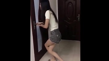 Gadis Tiongoks Sangat Tak Tahan Ingin Kencing