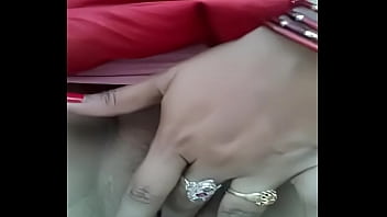 Desi Bhabhi Asyik Memainkan Jemarinya Yang Basah