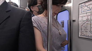 電車で痴漢に弄ばれる熟れた五十路母・堀美也子の疼く肉体