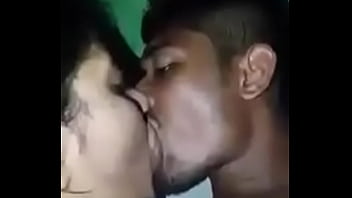 Remaja Desi Berciuman Penuh Nafsu