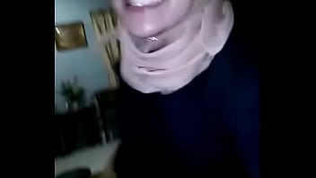 Jilbab Ketat Yang Menggoda Dan Memantul Di Tubuh Seksi