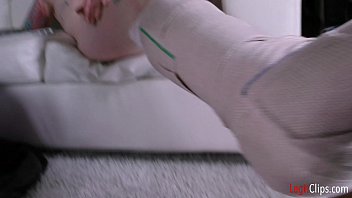 Gadis Manis Mengocok Kontol Kakak Tiri Demi Bisa Ngentot — Bahkan Sampai Nelenin!