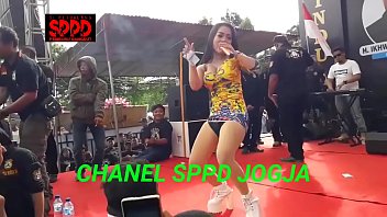 Sintya Riske Goyang Liar Dan Menggoda Di Atas Panggung