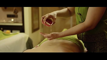Pijatan Menggoda Dari Istri Tiri Yang Seksi
