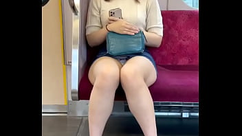 Wanita Tiongkok Menggoda Dengan Memperlihatkan Celana Dalamnya Di Dalam Kereta