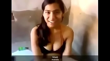 Gadis Desi Seksi Membuka Baju Dengan Penuh Gairah