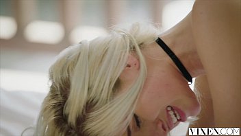 Gadis Blonde Seksi Digituin Sama Kakak Tiri