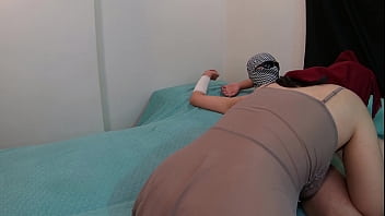 Gadis Arab Muslim Berhijab Menggoyang Paha Di Atas Kontol