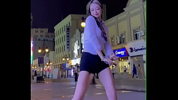 Gadis Cina Genit Menggoyang Tubuhnya Di Depan Umum Di Douyin