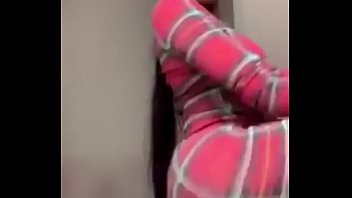 Gadis Asia Menggoyangkan Pantat Montoknya Yang Ranum Sambil Live Di Instagram, Mengikuti Irama Lagu Barunya Dengan Gerakan Mulut Yang Menggoda