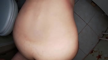Anak Tiri Masuk Ke Kamar Mandi Lalu Ngentot Ibu Tirinya Lewat Pantat