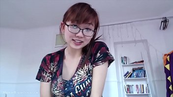 Gadis Asia Mengoceh Cepat Dengan Mulut Mungilnya