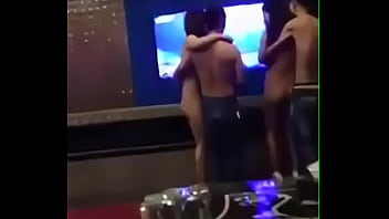掃不掉的淫蕩！中國再爆情色ktv 男女激烈3p濕身激戰 私密裸照全流出