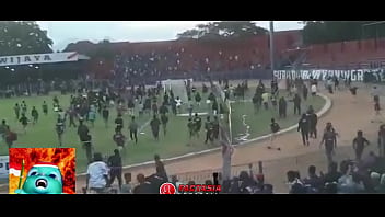 Gaya Brutal Penggemar Indonesia Saat Menghajar Di Tribun