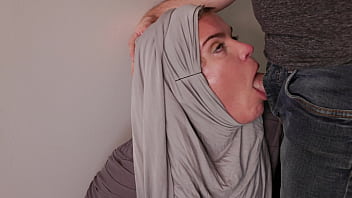 Tante Berjilbab Cosplay Dihardcore Wajahnya Sampai Penuh Sperma