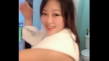 Gadis Seksi Dari Tiongkos Mandi Telanjang Dengan Tubuh Basah Dan Menggoda