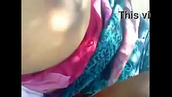 Meraba Payudara Desi Yang Menggairahkan