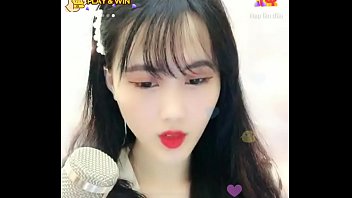 Gadis Asia Seksi Menggoda Di Live Streaming Uplive