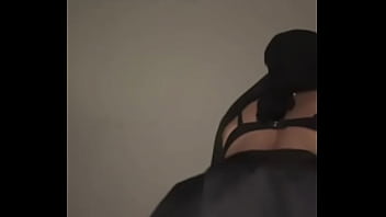 Gadis Berhijab Genit Memukul Pantat Arabnya Yang Montok Sambil Mengerang Dan Menggoyangkan Bokong Kotor Itu Sendirian