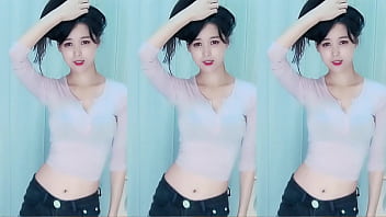 Cô Gái Trung Quốc Quyến Rũ Nhảy Trên Mái Nhà Rực Lửa