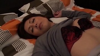 Ibu Tiri Jepang Yang Panas Menggoda Menghisap Kontol Anak Tirinya Yang Muda