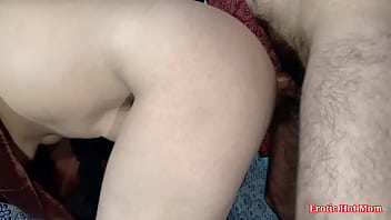 Pembantu Pakistan Awalnya Ragu, Tapi Akhirnya Malah Ketagihan Dengan Gaya Doggy Anal Yang Keras, Erangannya Terdengar Sampai Tetangga Sambil Selendang Merahnya Basah Kuyup.