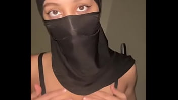 Payudara Arab Montok Bergoyang Di Balik Hijab • Memek Muslim Tersentuh Dan Dimainkan Di Depan Kamera