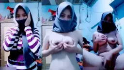 Gadis Berjilbab Montok Membuka Bajunya Dan Menggoda Dengan Mesra