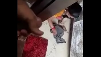 Pembantu Desi Membuka Pakaian Dengan Genit