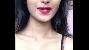 Gadis Seksi Menggoda Dengan Kedip Mata Yang Menggairahkan