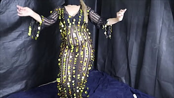 أرقص لعشيقى بلهفة ليستمتع بجسدي
