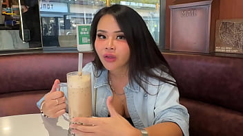 Mendaki Gunung Hanya Dengan Cewek Asia Yang Seksi