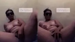 Dinny Menggoda Lubang Mesumnya Dengan Alat Tulis Yang Menggairahkan