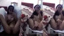 Gadis Remaja Menggoda Diri Di Depan Kaca