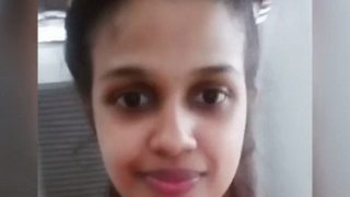 Gadis Seksi Dari Kottayam Pamer Tubuh Telanjang Di Foto Selfie