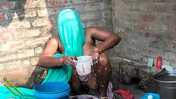 Video Mandi Seksi Radhika Di Desa India
