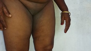 Wanita India Berdarah Panas, Sahabat Vanitha, Mengenakan Saree Biru Menggoda, Memperlihatkan Payudara Besar Dan Memek Yang Licin, Meremas Keras Puting Dan Menggesek Kemaluan Hingga Klimaks