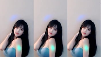 Cô Gái Trung Hoa đắm Mình Trong điệu Nhảy Quyến Rũ đầy Mê Hoặc