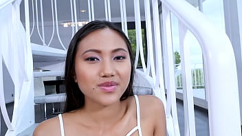 May Thai, Si Gadis Asia Seksi Dengan Kontol Besar, Memberikan Blowjob Pov Dan Menelan Ejakulasi Deras
