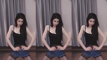 Cô Nàng Trung Quốc Uốn éo Quyến Rũ Trên Boong Tàu đêm
