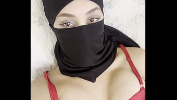 Gadis Berhijab Arab Dalam Niqab Perlahan Memamerkan Payudara Besar Dan Montoknya