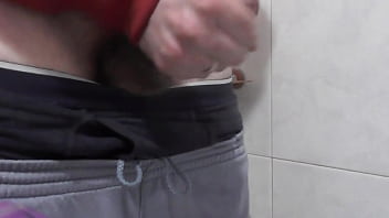 Masturbándome Y Eyaculando En El Baño De Mi Suegra.