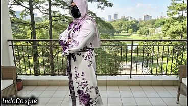 Istri Berhijab Genit Yang Haus Perselingkuhan Tersesat Di Koridor Kampus Dan Menggoda Diriku