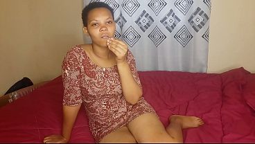 Ibu Menggoda Diri Di Kamar Tidur, Memiliki Kemaluan Cokelat Yang Menggoda