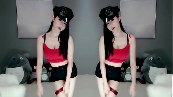 Cô Gái Trung Quốc Phô Diễn Vũ điệu Quyến Rũ Trên Bãi Biển