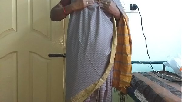 Desi Istri Nakal Dari India, Mengenakan Saree Abu-abu, Memamerkan Payudara Besar Dan Memamerkan Memek Yang Sudah Dicukur, Meremas Payudara Dan Menggosok Memeknya Hingga Masturbasi