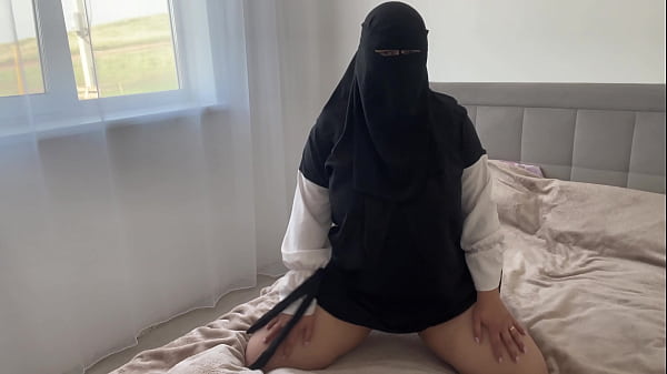 Zalifah Arab Tanpa Celana Dalam Terangsang Saat Bersih-bersih Dan Memperlihatkan Lubangnya Yang Mulus