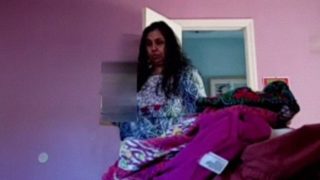 Mengintip Tantiku Yang Matang Berganti Pakaian Di Kamar Tidur