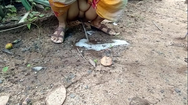 Tante Desi Buang Air Kecil Di Alam Liar, Wajib Ditonton!