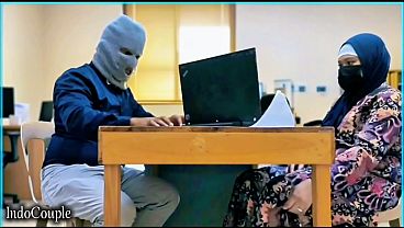 Istri Berhijab Yang Nakal Menggoyangkan Pantatnya Untuk Kolega Kantor, Sementara Sekretarisnya Asyik Memuaskan Nafsu Dengan Vibrator Kesayangan.